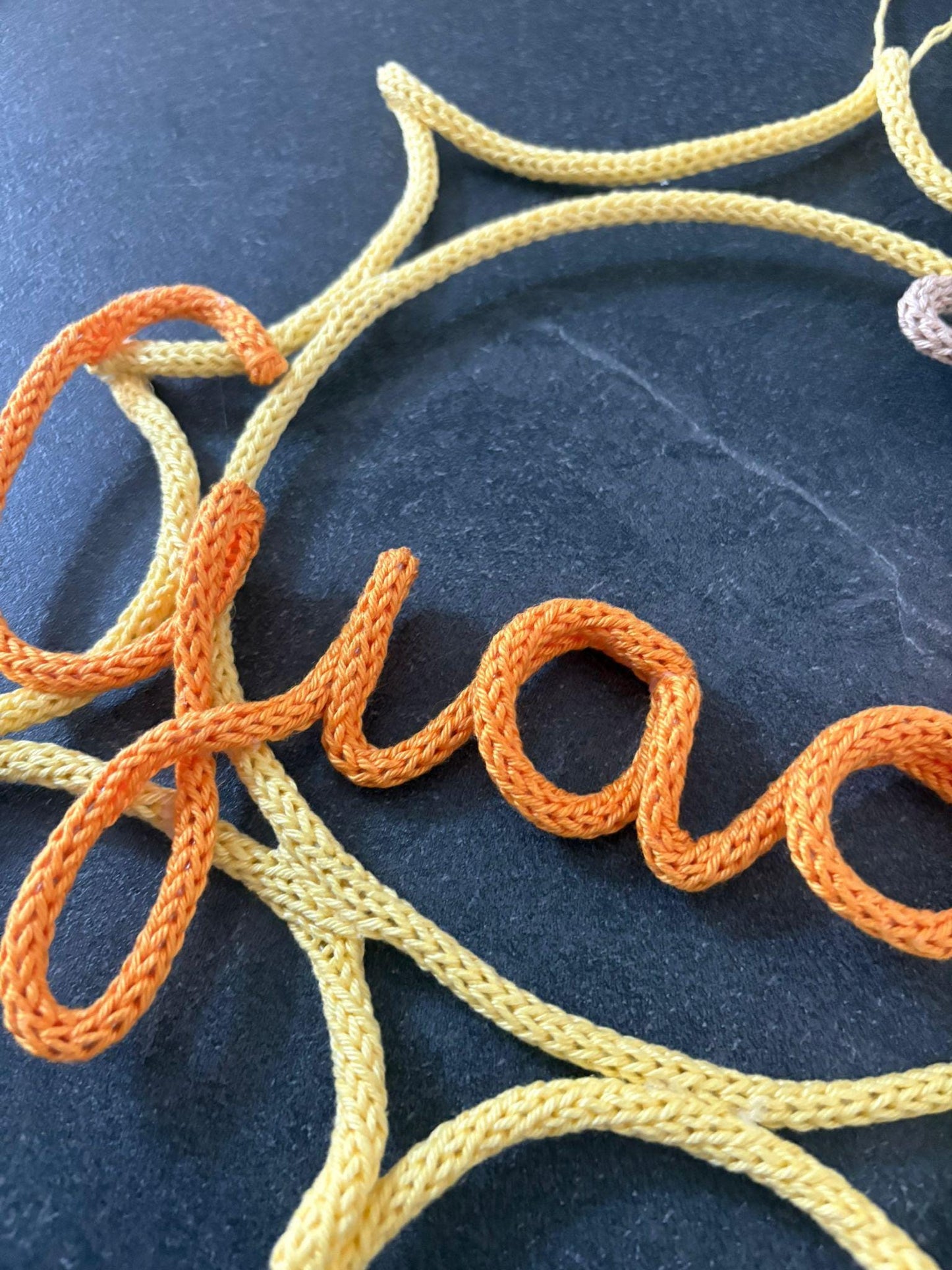 Fiocco nascita personalizzato con nome in tricotin decorazione per la cameretta