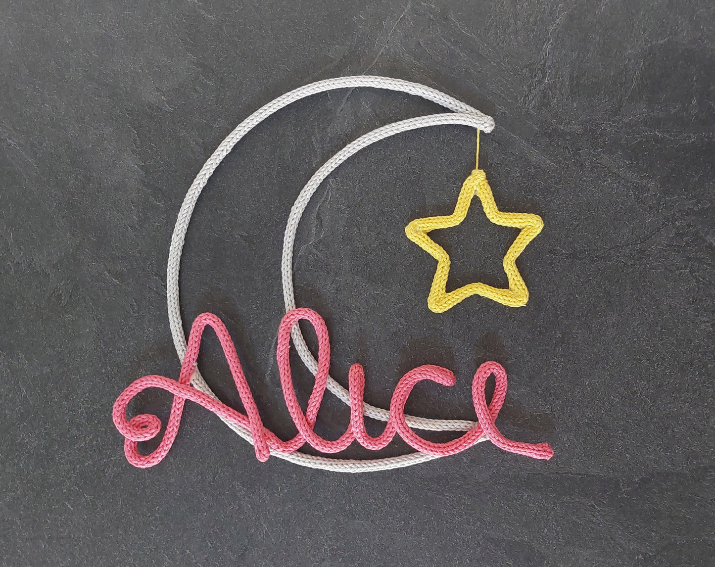 Fiocco nascita personalizzato in tricotin con nome  Decorazione cameretta neonato con luna e stella  Idea regalo baby shower  Handmade