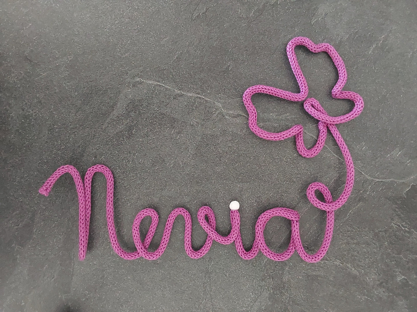 Decorazione personalizzabile con nome in maglia in tricotin con farfalla con farfalla per la cameretta dei bambini fatto a mano idea regalo