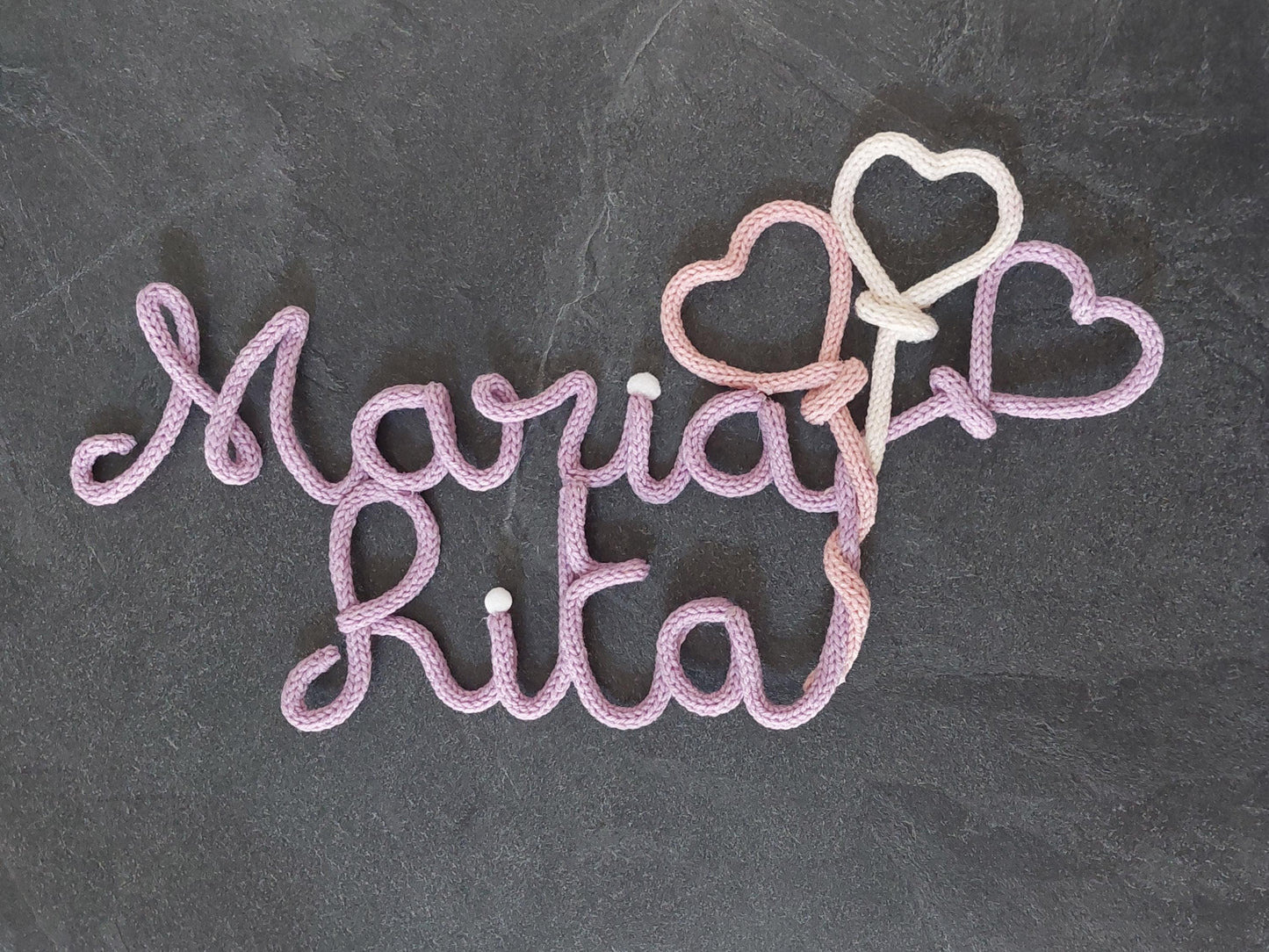 Fiocco nascita personalizzato con nome in tricotin e cuori  Decorazione cameretta neonato  Regalo nascita originale  Handmade