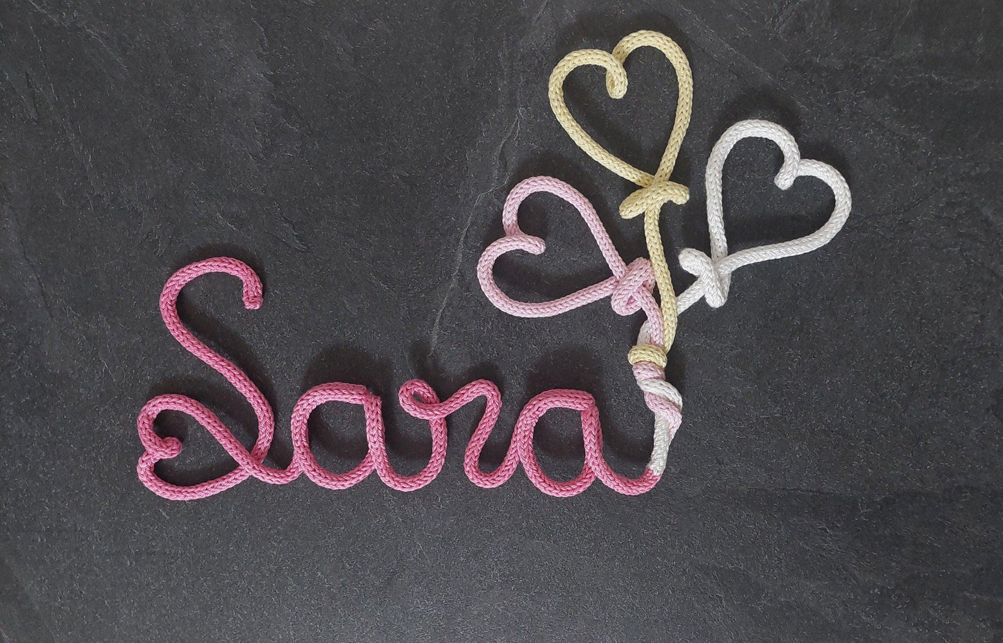 Fiocco nascita personalizzato con nome in tricotin e cuori  Decorazione cameretta neonato  Regalo nascita originale  Handmade