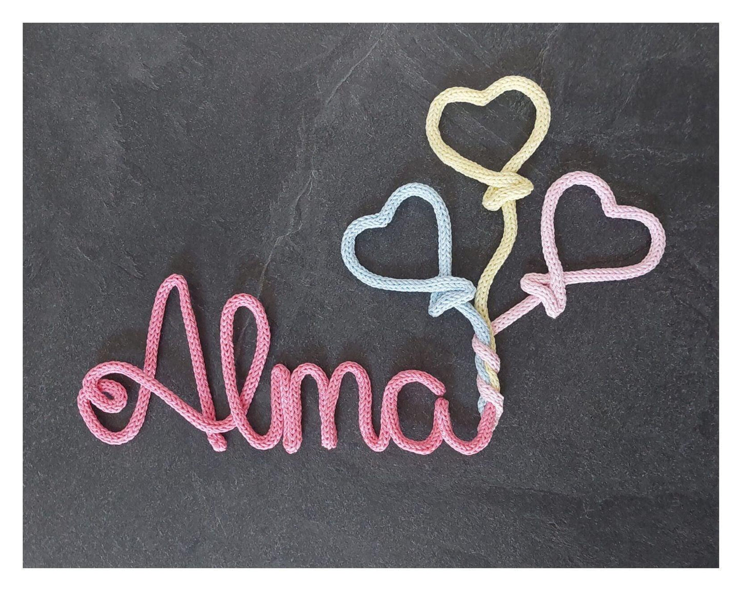 Fiocco nascita personalizzato con nome in tricotin e cuori  Decorazione cameretta neonato  Regalo nascita originale  Handmade